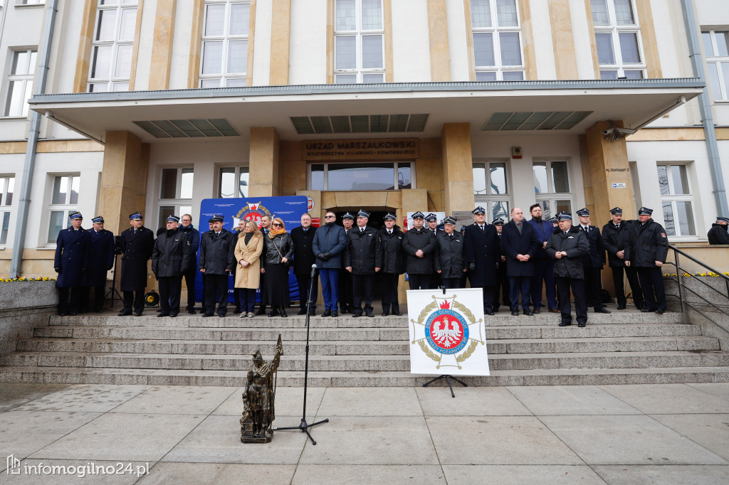 Jednotka z OSP Gębice z nowym wozem