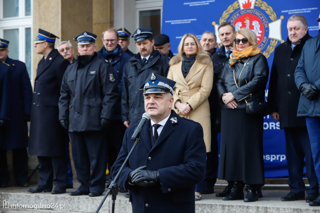 Jednotka z OSP Gębice z nowym wozem