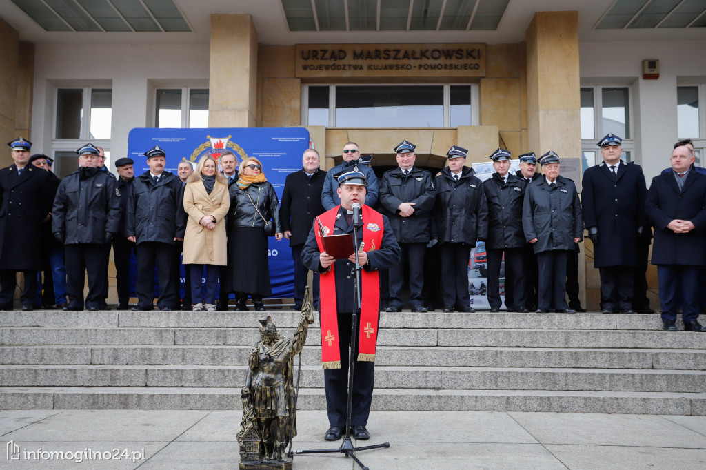 Jednotka z OSP Gębice z nowym wozem