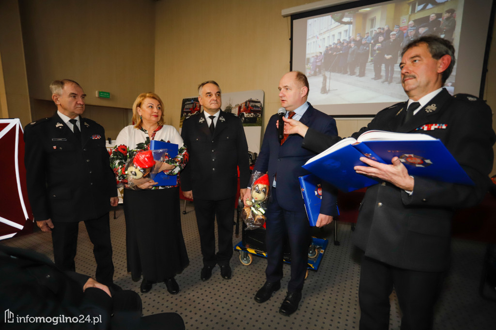 Jednotka z OSP Gębice z nowym wozem