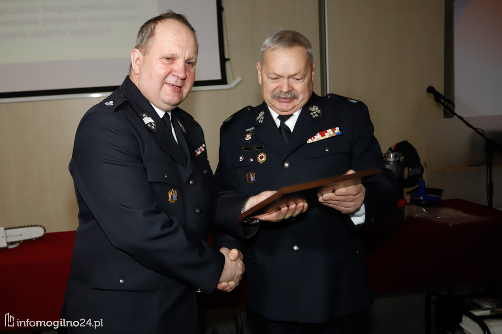 Jednotka z OSP Gębice z nowym wozem