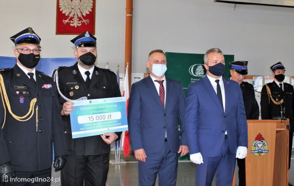 Strażacy z powiatu mogileńskiego otrzymali vouchery na zakup sprzętu oraz termomodernizację remiz strażackich