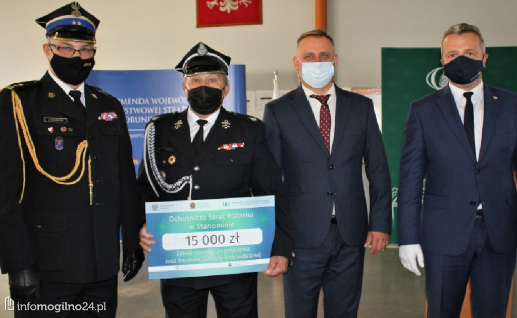 Strażacy z powiatu mogileńskiego otrzymali vouchery na zakup sprzętu oraz termomodernizację remiz strażackich