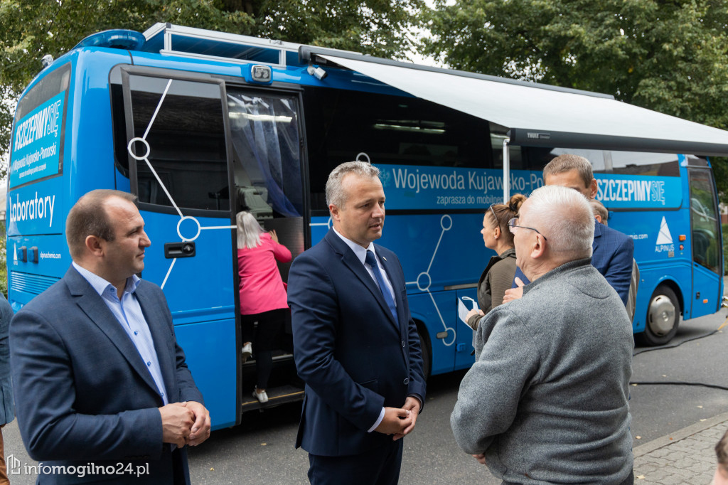 Szczepionkobus w powiecie mogileńskim. Relacja z Wylatowa [VIDEO, ZDJĘCIA]