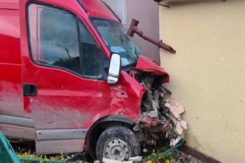 Bus zderzył się z samochodem osobowym