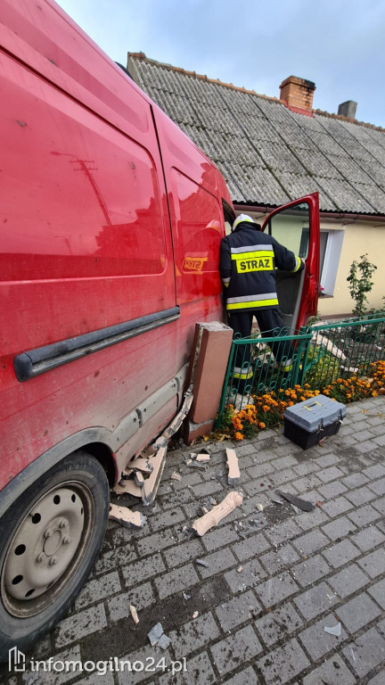 Bus zderzył się z samochodem osobowym