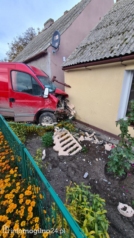 Bus zderzył się z samochodem osobowym