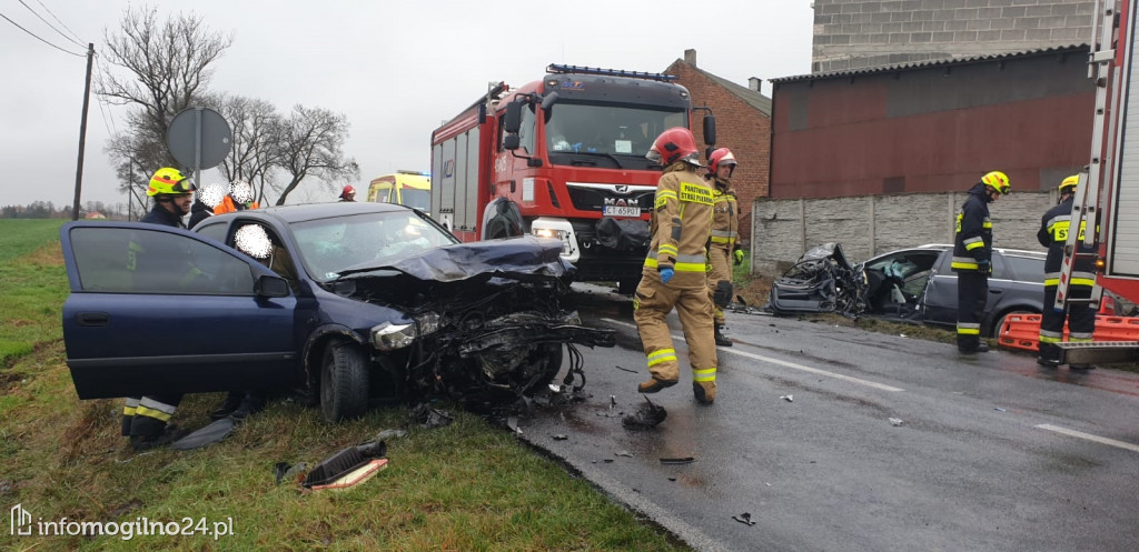 Wypadek z udziałem trzech aut osobowych.  Poszkodowane dwie osoby