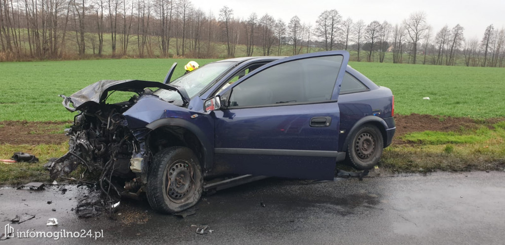 Wypadek z udziałem trzech aut osobowych.  Poszkodowane dwie osoby