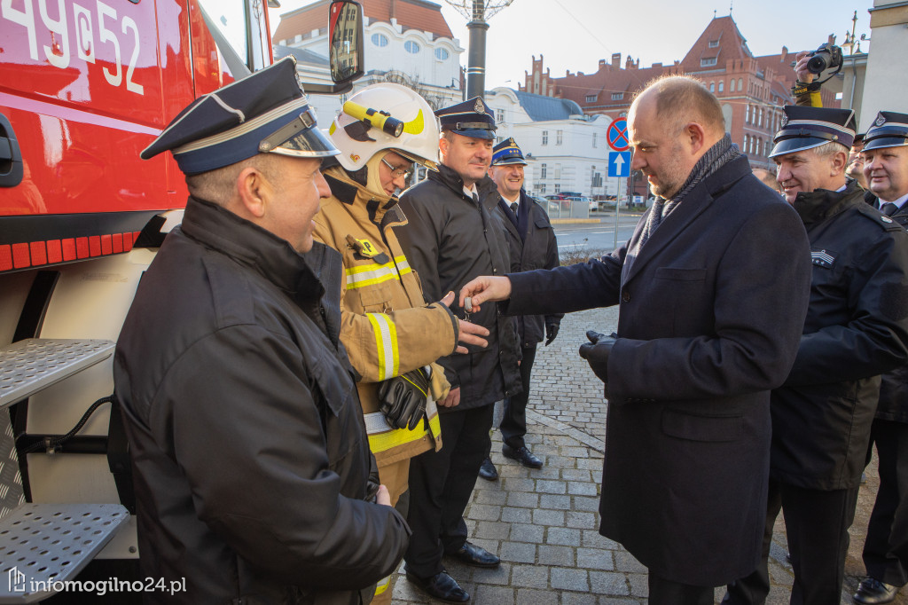 Samochody strażackie trafiły do jednostek w całym regionie
