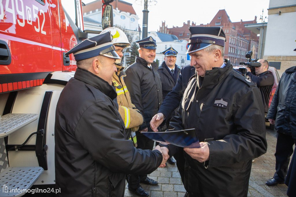 Samochody strażackie trafiły do jednostek w całym regionie