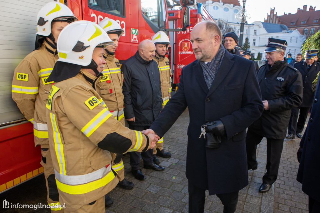 Samochody strażackie trafiły do jednostek w całym regionie