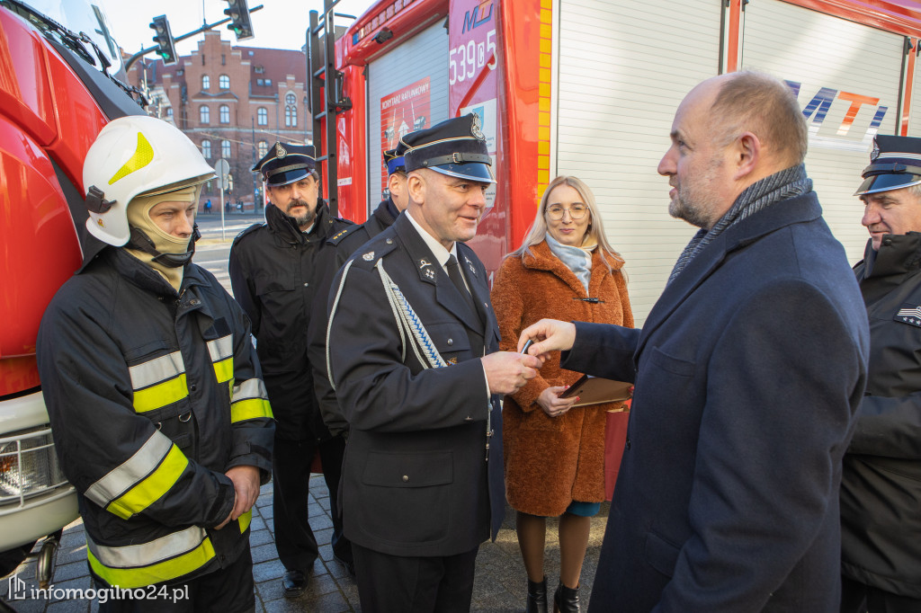 Samochody strażackie trafiły do jednostek w całym regionie