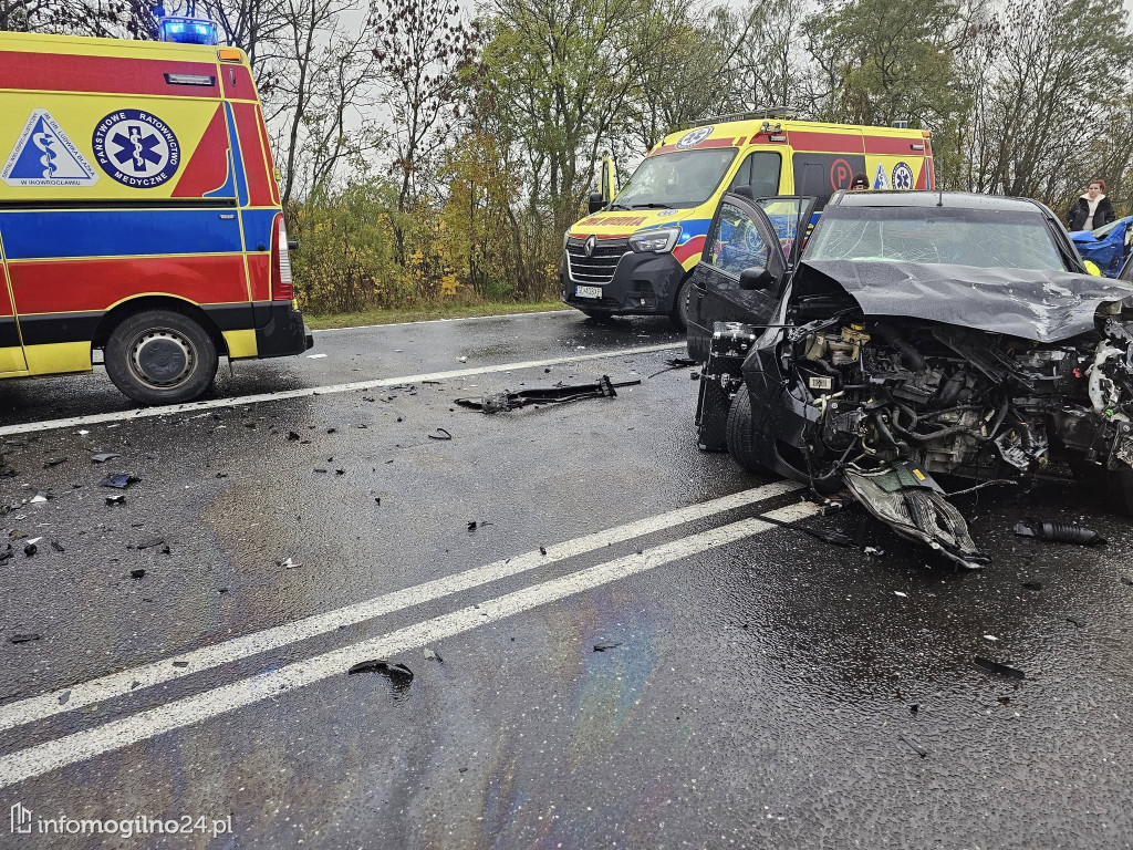 Zderzenie dwóch samochodów osobowych  na drodze do Strzelna [FOTO]