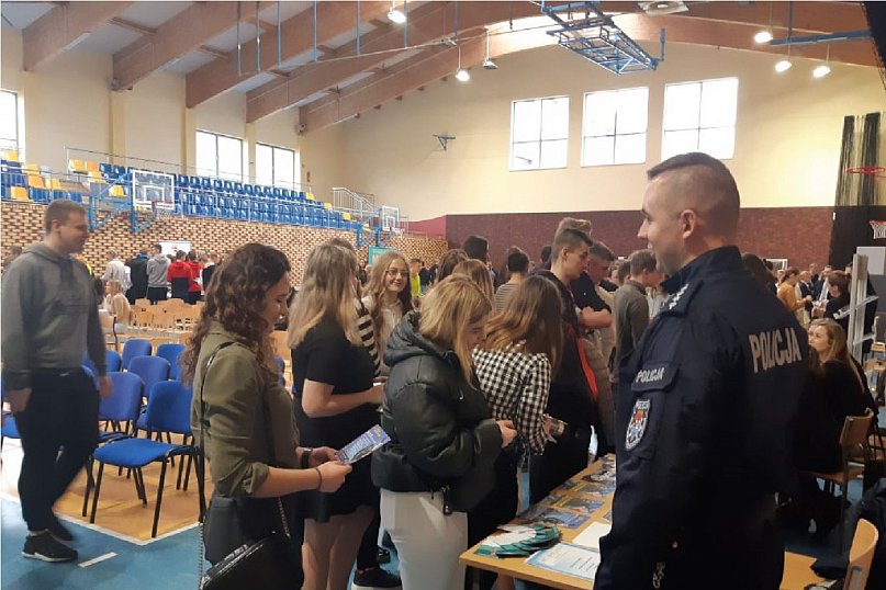 W Zespole Szkół w Mogilnie promowali zawód policjanta
