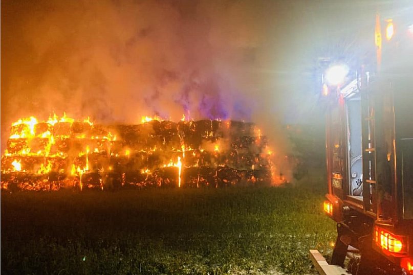 Duży pożar w regionie. Spłonęło 450 balotów słomy