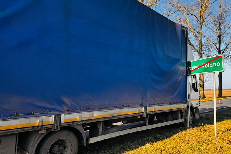 Zderzenie samochodu osobowego z ciężarowym w Krzywym Kolanie