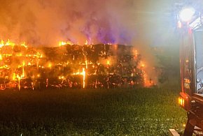 Duży pożar w regionie. Spłonęło 450 balotów słomy -4753
