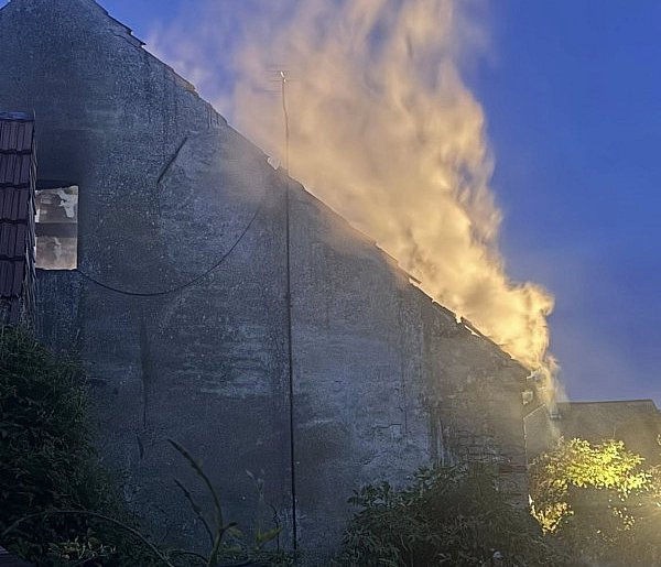 Pożar pustostanu w Strzelnie – nocna akcja służb ratunkowych-9189
