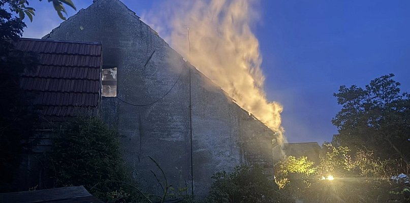 Pożar pustostanu w Strzelnie – nocna akcja służb ratunkowych - 9189