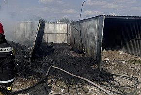 Dąbrówka: Spłonął blaszany garaż-9804