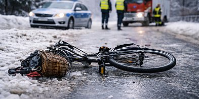 Śmierć 65-letniej rowerzystki. Wpadła w poślizg i przewróciła się na jezdnię-10629