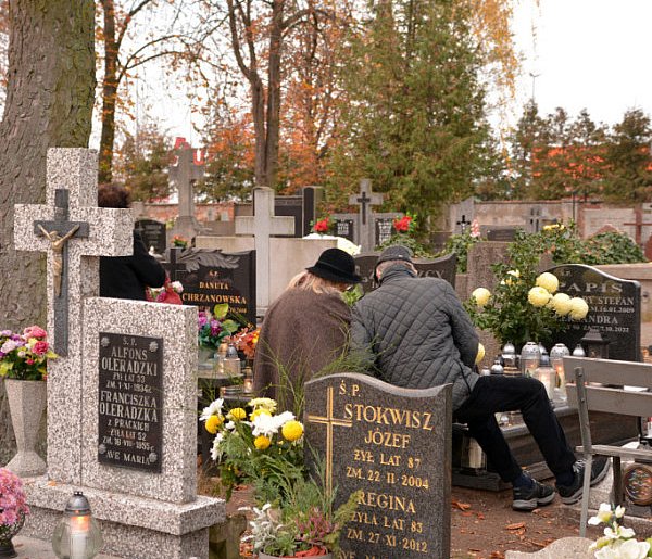 Savoir-vivre na 1 listopada. Jak się zachować podczas wizyty na cmentarzu?-10264