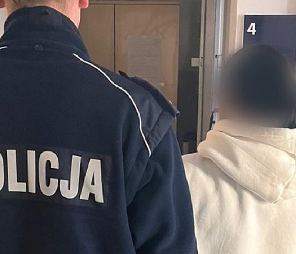 Strzelno: Pijana matka, 7-letni syn na balkonie.-10296